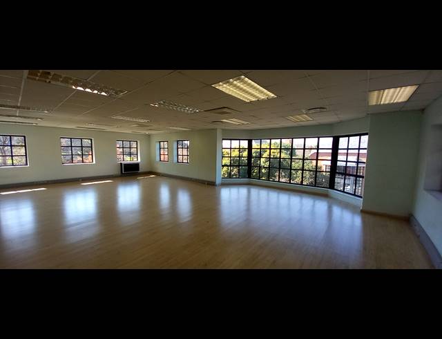 225M² OFFICE TO LET IN LYME PARK